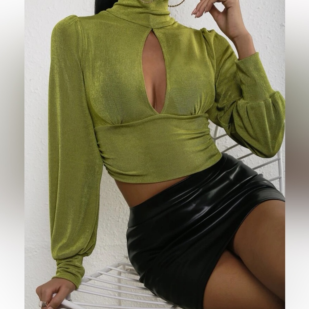 Cut out lantern sleeve crop top !